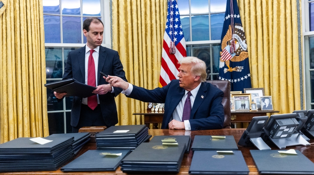 Ο Ντόναλντ Τραμπ υπογραφει διαταγματα