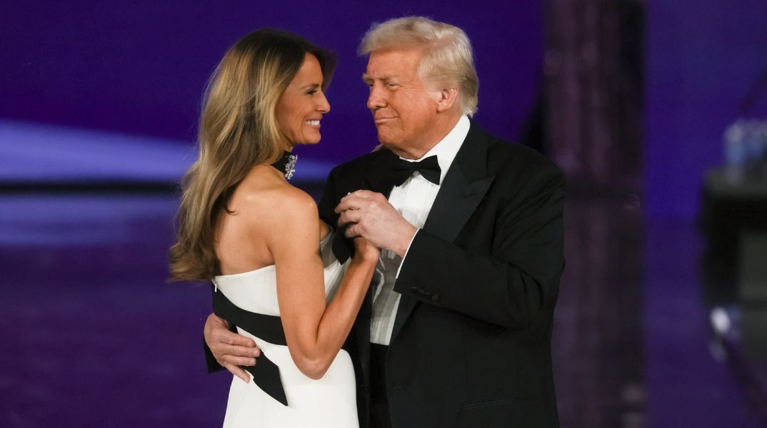 Ορκωμοσία Τραμπ: Ο χορός του 47ου προέδρου των ΗΠΑ με την Πρώτη Κυρία Μελάνια Τραμπ στην τελετή Commander in Chief Βall