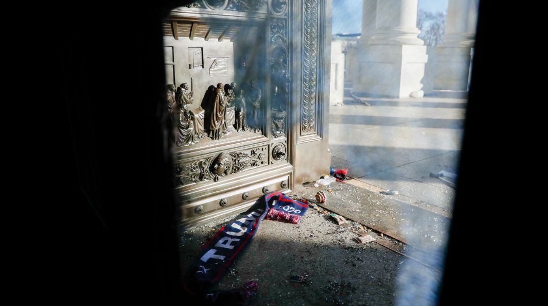 Ποιοι βρίσκονται ανάμεσα στους 1.500 κατηγορουμένους για την εισβολή στο Καπιτώλιο που θα απελευθερωθούν