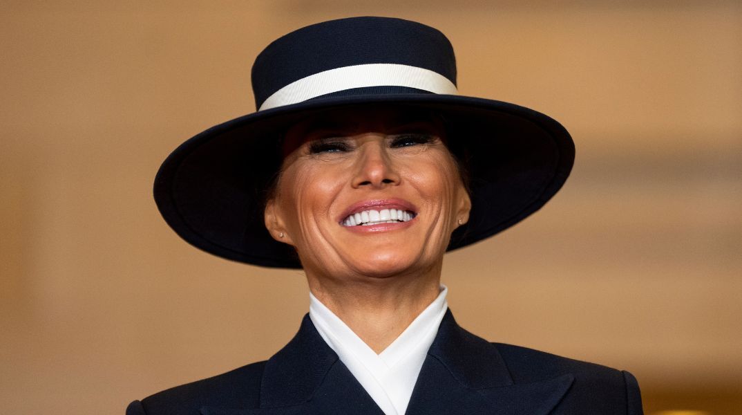 Μελάνια Τραμπ: Ένα ναυτικό παλτό κατά παραγγελία από τον Adam Lippes και ένα ασορτί καπέλο από τον Eric Javits τράβηξαν την προσοχή για το υψηλό τους κόστος