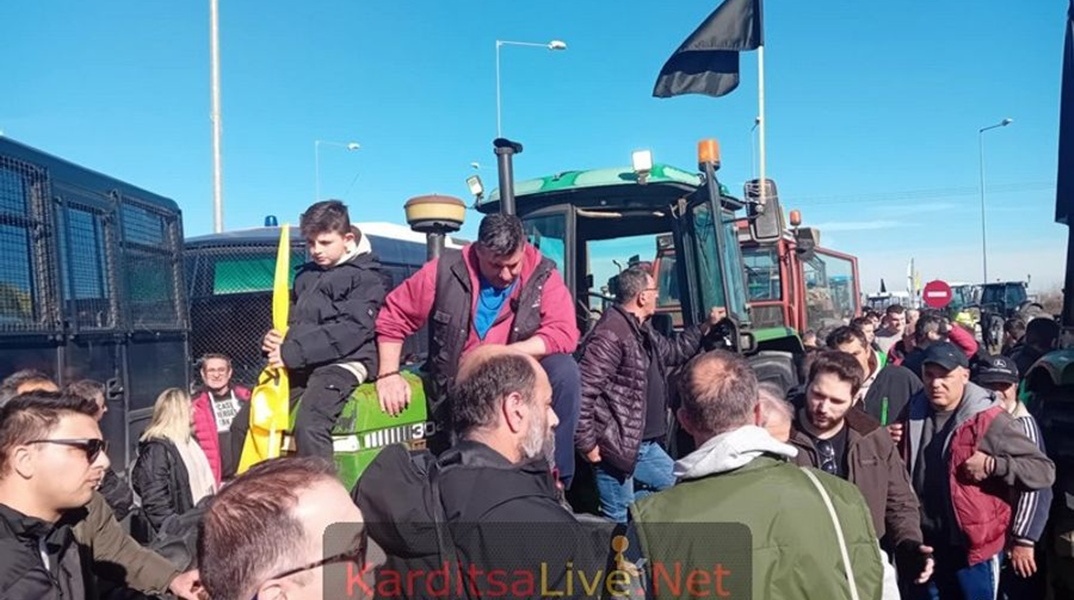 Εικόνα από τις κινητοποιήσεις των αγροτών στον Ε65 στην Καρδίτσα