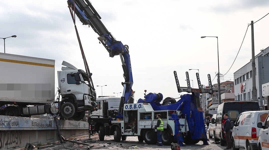 Νταλίκα που σηκώνεται με γερανό