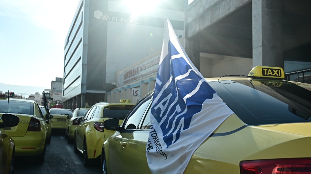 Ταξί σε πορεία στο κέντρο της Αθήνας