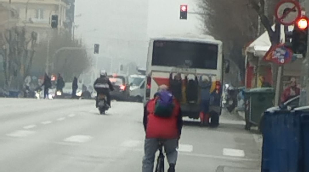 Νεαροί στη Θεσσαλονίκη κρεμάστηκαν από αστικό λεωφορείο ρισκάροντας τη ζωή τους - Τι είπε ο πρόεδρος εργαζομένων του ΟΑΣΘ για το περιστατικό