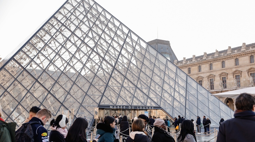 Ουρές επισκεπτών έξω από το Μουσείο του Λούβρου
