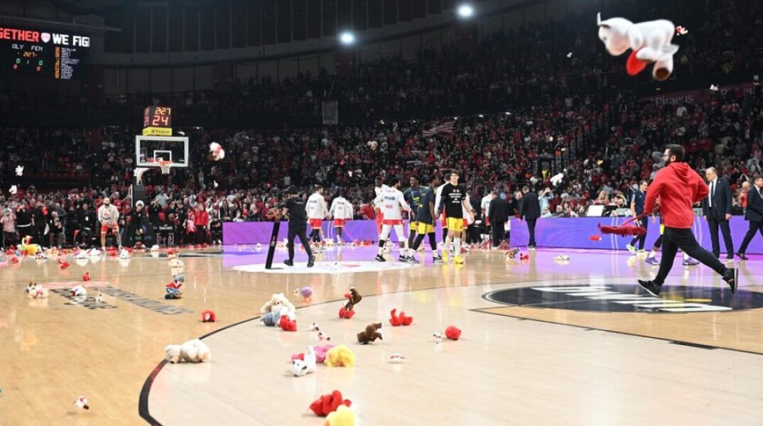 Ολυμπιακός: «Βροχή» από λούτρινα αρκουδάκια στο ΣΕΦ