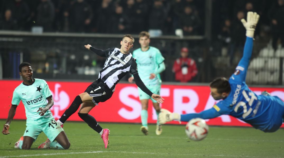 Ο ΠΑΟΚ λύγισε με 2-0 τη Σλάβια στην Τούμπα πραγματοποιώντας εξαιρετική εμφάνιση και πανηγύρισε την τρίτη διαδοχική νίκη του στην League Phase του Europa League.