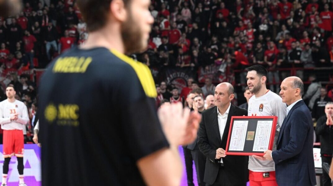 Παπανικολάου: Γιώργος και Παναγιώτης Αγγελόπουλος βράβευσαν τον αρχηγό για την ευρωπαϊκή του πρωτιά