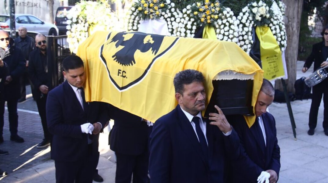 Τυλιγμένος με τη σημαία της ΑΕΚ στην τελευταία του κατοικία ο Ανδρέας Σταματιάδης