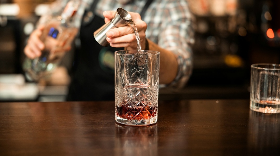 Ποτήρι με αλκοόλ σε μπαρ