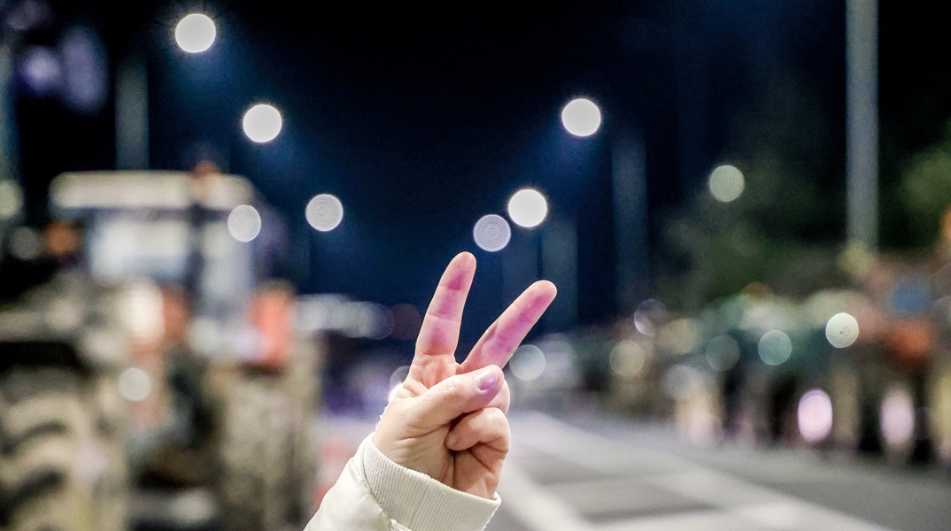 Το σήμα της νίκης με φόντο τρακτέρ στο πλαίσιο των αγροτικών κινητοποιήσεων