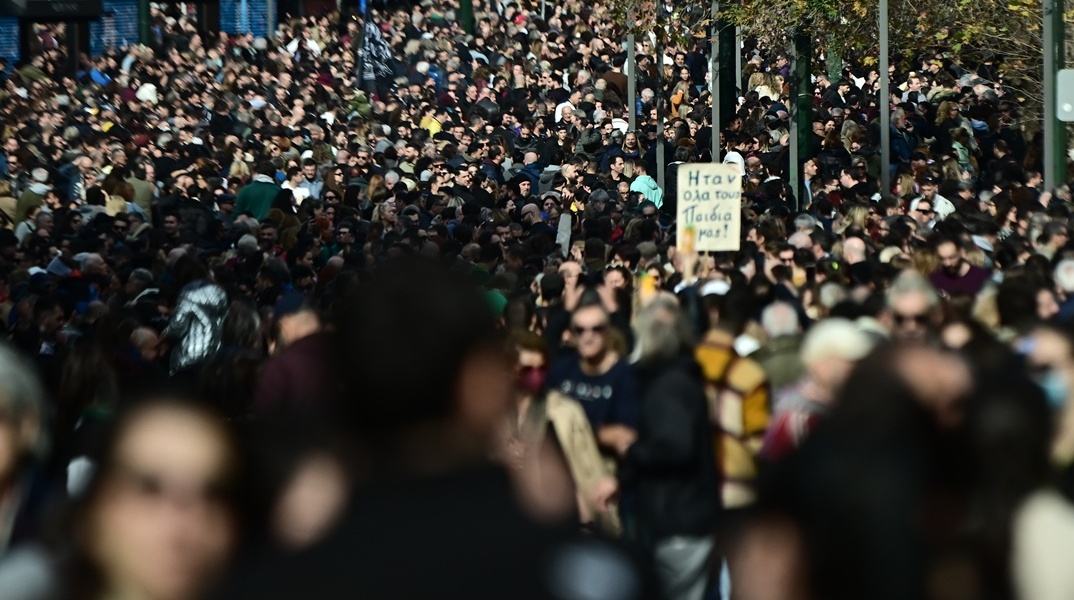 Πλήθος κόσμου στο Σύνταγμα στο συλλαλητήριο για τα Τέμπη