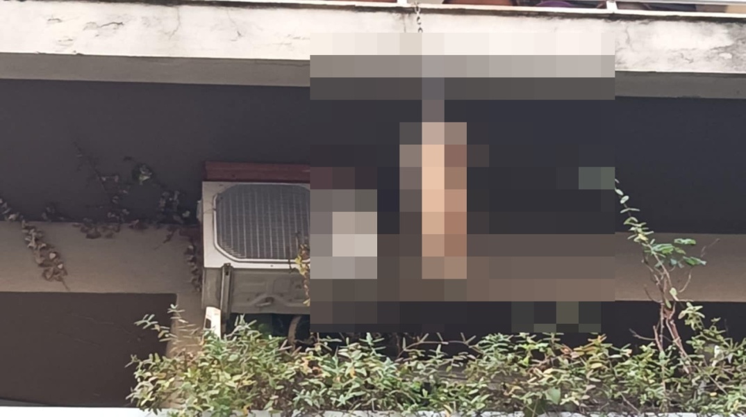 Γατάκι κρεμασμένο με αλυσίδα από μπαλκόνι