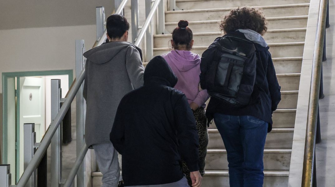 Ηράκλειο Κρήτης: Αρνούνται ο ένας μετά τον άλλο οι δικηγόροι να αναλάβουν μητέρα και πατριό που κατηγορούνται για την κακοποίηση 3 ετών παιδιού