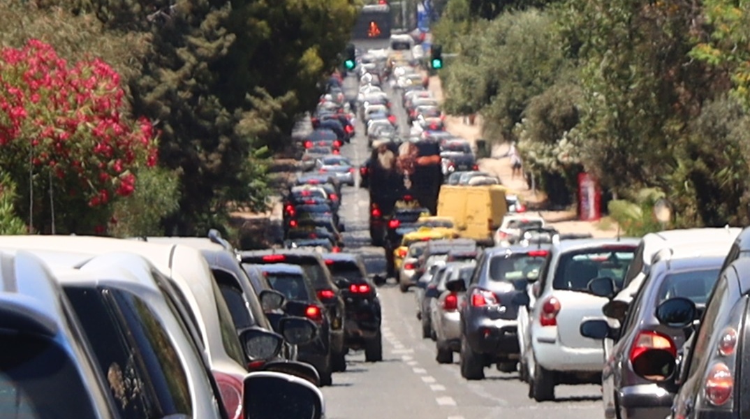 Αυτοκίνητα κολλημένα στην κίνηση