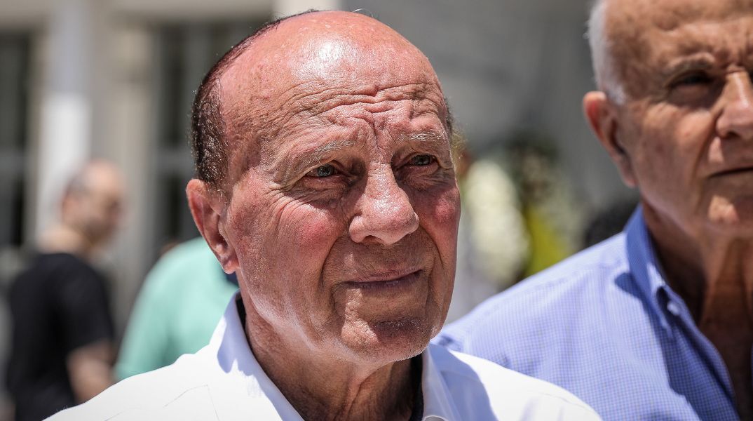 Φίλαθλος του Ολυμπιακού για τον Μίμη Δομάζο: «Ήταν παιχτούρα και θα ζει στις καρδιές μας» - Αποχαιρετά σήμερα η ποδοσφαιρική οικογένεια τον θρυλικό αθλητή. 