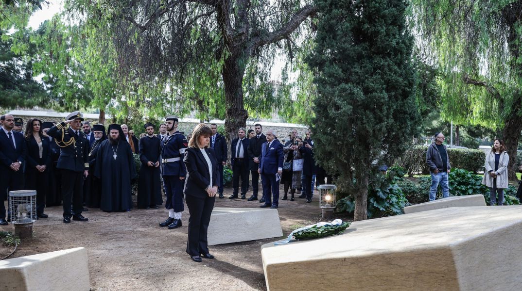Η Πρόεδρος της Δημοκρατίας Κατερίνα Σακελλαροπούλου κατέθεσε στεφάνι στο Μνημείο Ολοκαυτώματος στο Θησείο - Με αφορμή την Ημέρα Μνήμης 