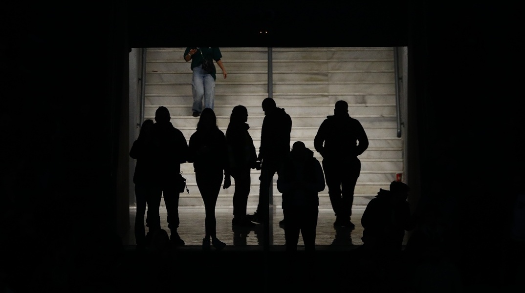 Σκιές πολιτών στο μετρό