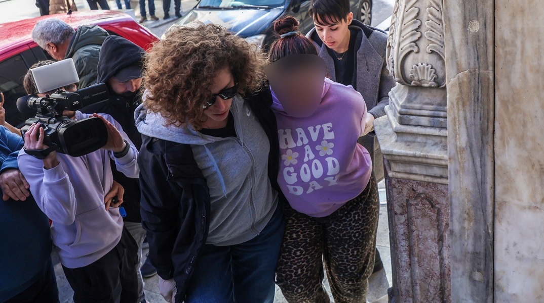 Η μητέρα του 3 ετών αγοριού που νοσηλεύεται στη ΜΕΘ του ΠΑΓΝΗ μετά την άγρια κακοποίησή του