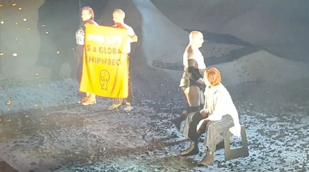 Παράσταση με πρωταγωνίστρια τη Σιγκούρνι Γουίβερ διέκοψαν ακτιβιστές της Just Stop Oil - Το βίντεο που μοιράστηκαν στα social media