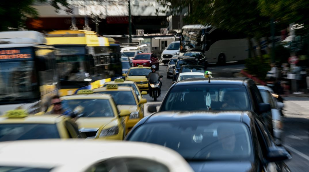 Σε «ασφυξία» το κυκλοφοριακό στην Αθήνα - Για 10 χιλιόμετρα θέλουμε περί τα 30 λεπτά