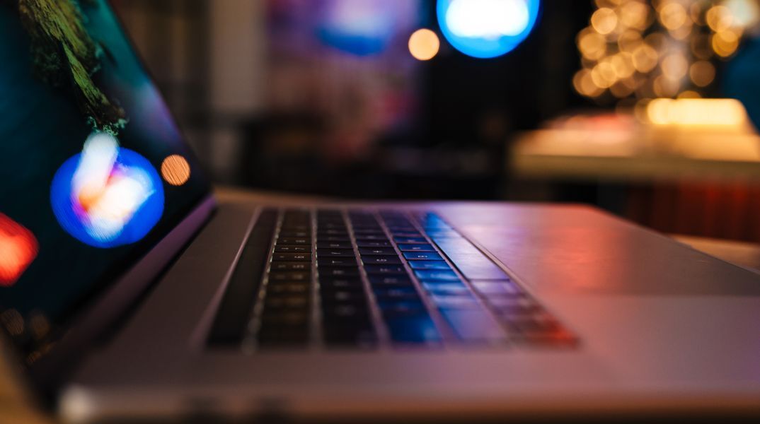 Άλιμος: Φωτογραφίες με γυμνά ανήλικα κορίτσια σε φακέλους ανά ηλικία είχε ο καθηγητής στο λάπτοπ του 