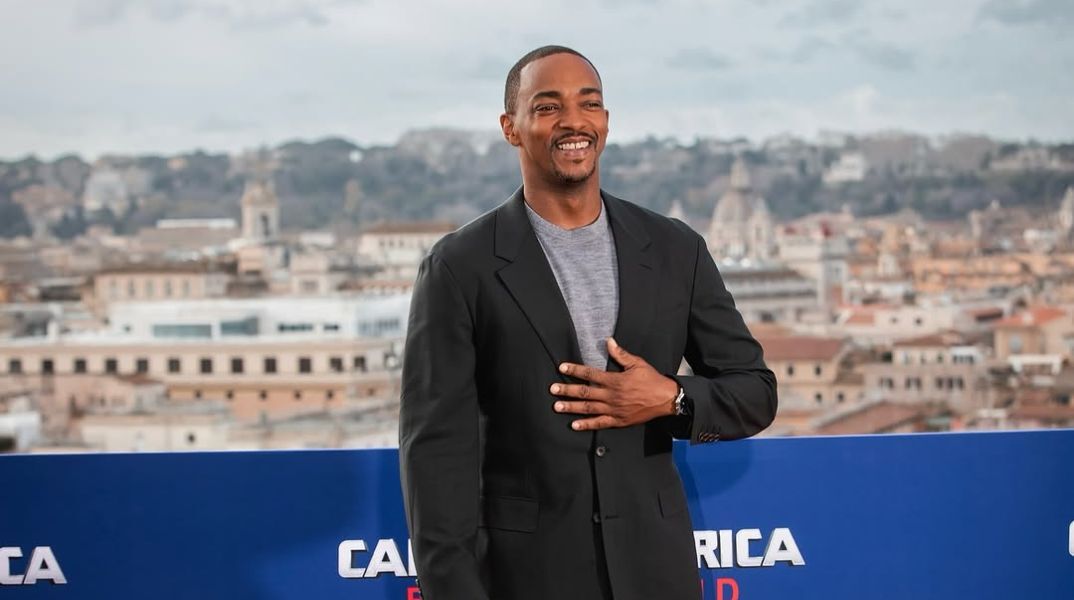 O Άντονι Μακί διευκρινίζει τις δηλώσεις του όσον αφορά τον Captain America