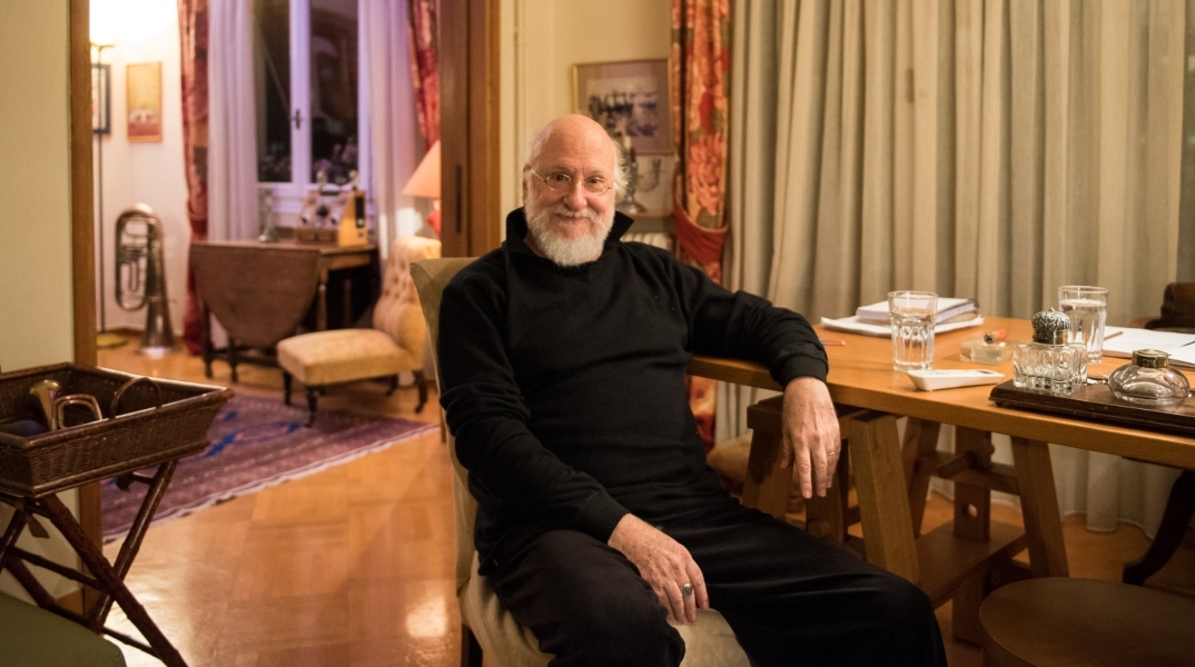 Διονύσης Σαββόπουλος: Διαβάζοντας το βιβλίο του «Γιατί τα χρόνια τρέχουν χύμα» που κυκλοφόρησε από τις εκδόσεις Πατάκη.