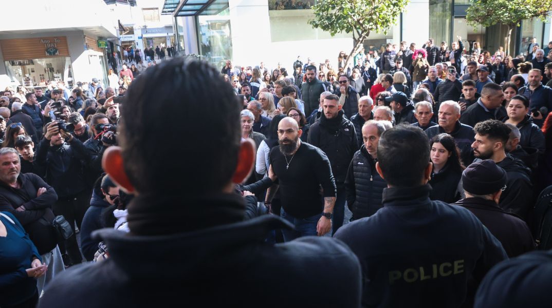 Ηράκλειο: Επεισόδια τώρα έξω από τα δικαστήρια 