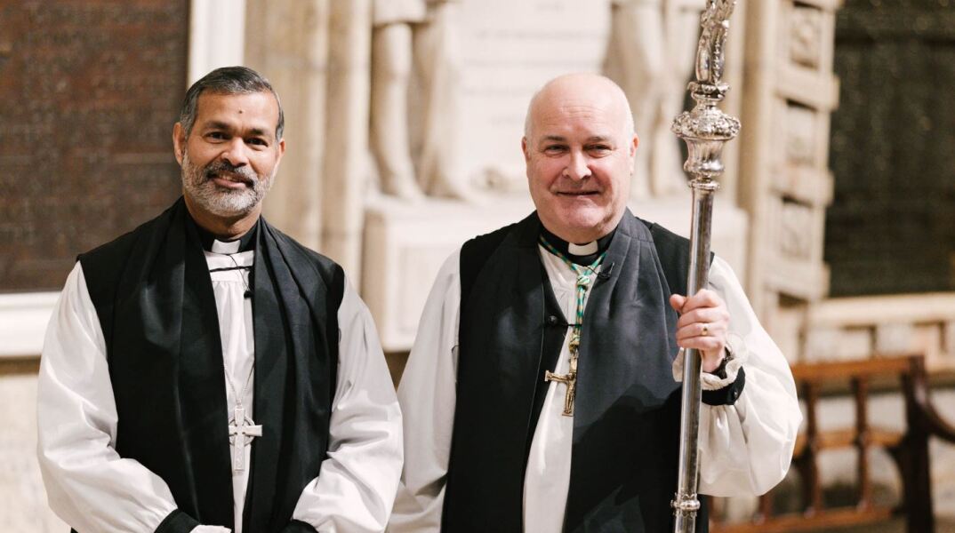 Ο επίσκοπος του Λίβερπουλ Τζον Περούμπαλαθ (αριστερά) και ο προσωρινός επικεφαλής της Εκκλησίας της Αγγλίας Στίβεν Κοτρέλ © X/Channel 4)