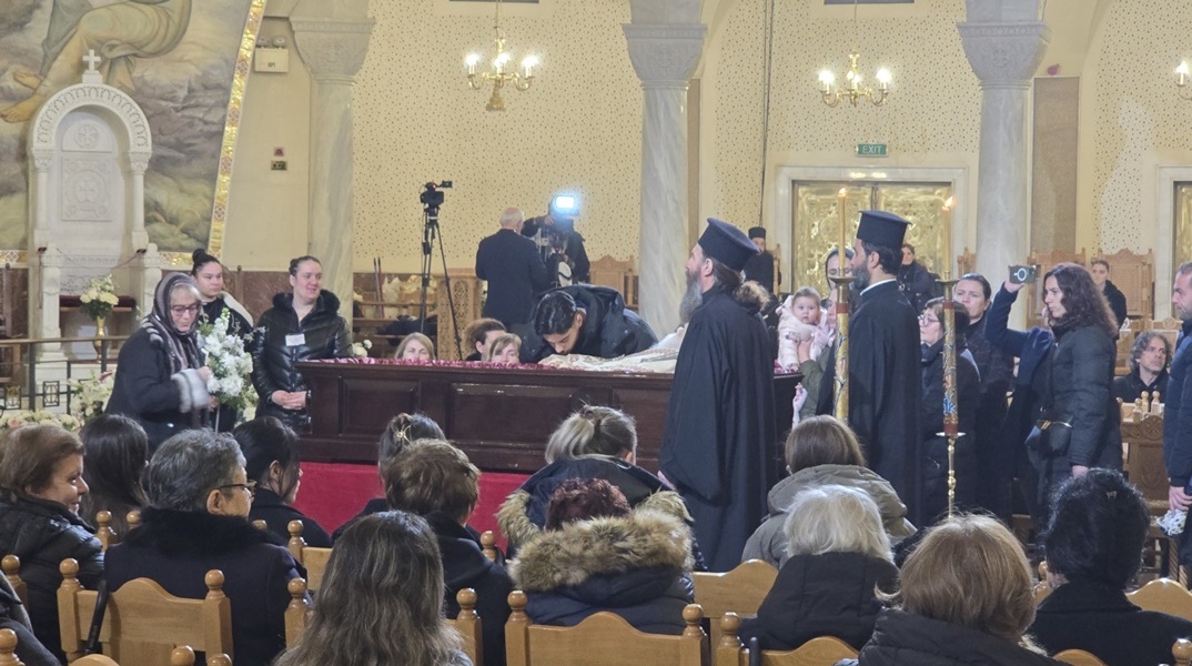 Εικόνα από το λαϊκό προσκύνημα για τον Αρχιεπίσκοπο Αλβανίας Αναστάσιο