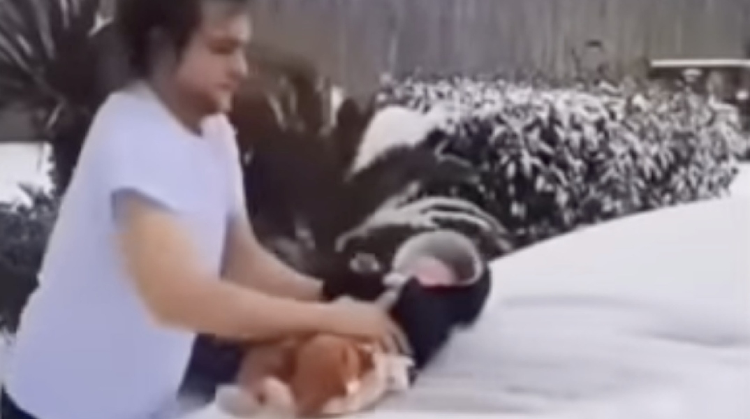 Έκανε το παιδί του πανάκι για τα τζάμια, τώρα τον ψάχνει η αστυνομία 