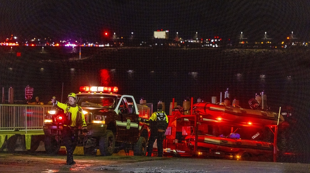 Στιγμιότυπο από τις έρευνες μετά τη σύγκρουση στην Ουάσινγκτον