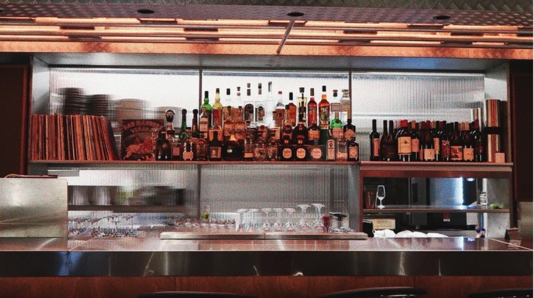 Βουλκανιζατέρ: Η ‘90s nostalgia γίνεται ήχος και γεύση στο πιο hot listening bar-εστιατόριο της πόλης