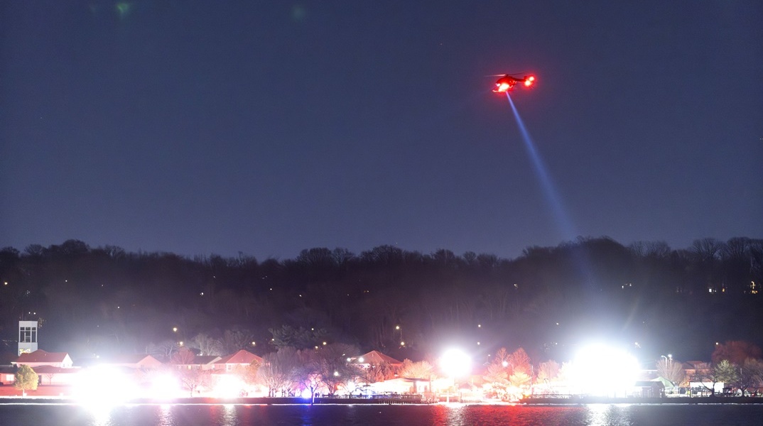 Αεροπορικό δυστύχημα στην Ουάσινγκτον: Θα μπορούσε να αποφευχθεί η τραγωδία; - Έρευνες για επιζώντες