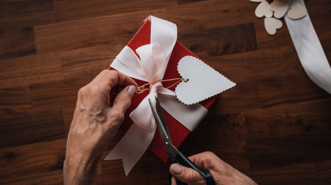 Ποιοι γιορτάζουν σήμερα 1 Φεβρουαρίου; Το εορτολόγιο της Athens Voice σου τους θυμίζει. Μην ξεχάσεις να τους δώσεις τις καλύτερες ευχές σου!