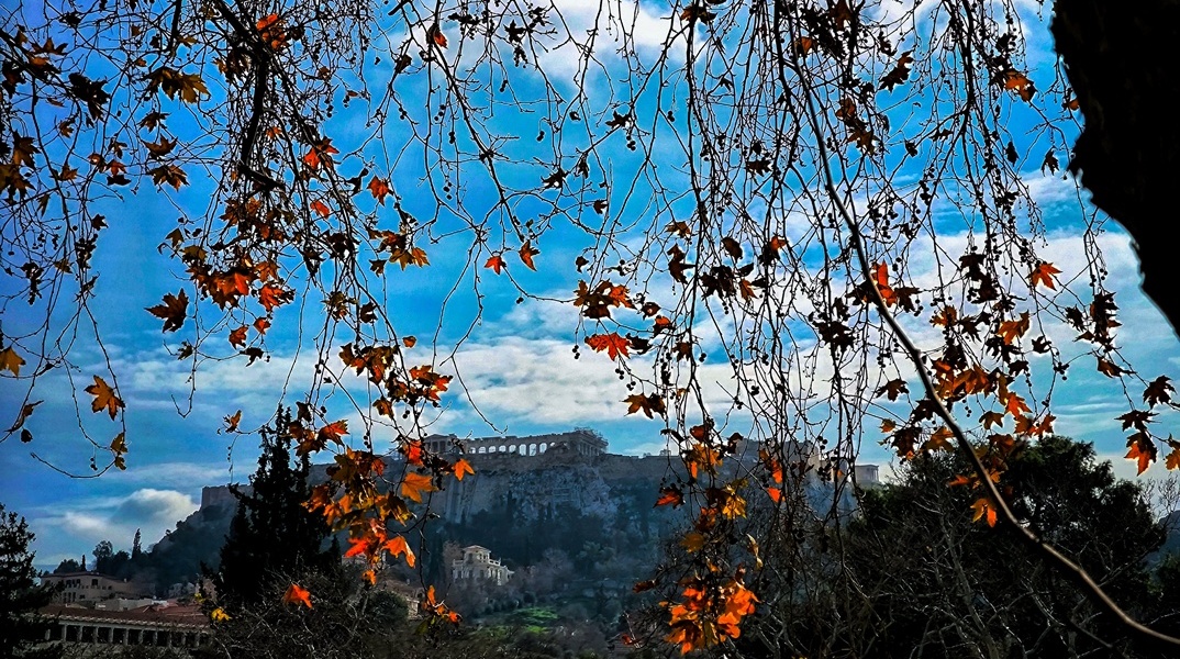 Καλός καιρός με λίγα σύννεφα στον ουρανό