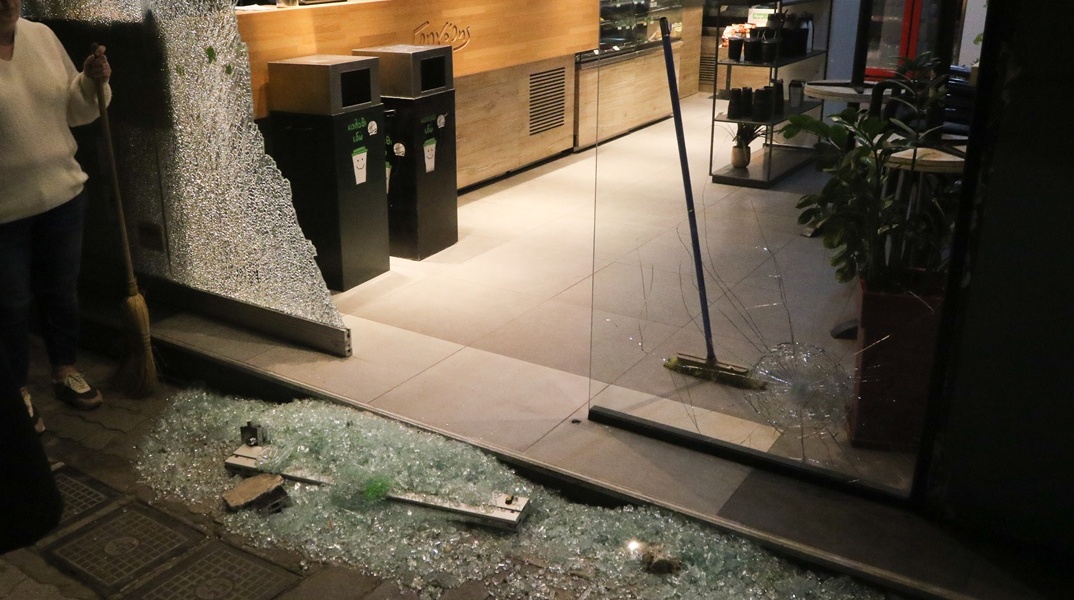 Εικόνα από τις καταστροφές που προκάλεσαν άγνωστοι μετά την καταδρομική επίθεση στην Κυψέλη