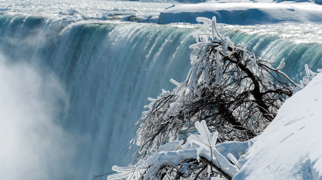 Μαγευτική εικόνα από τους παγωμένους καταρράκτες του Νιαγάρα