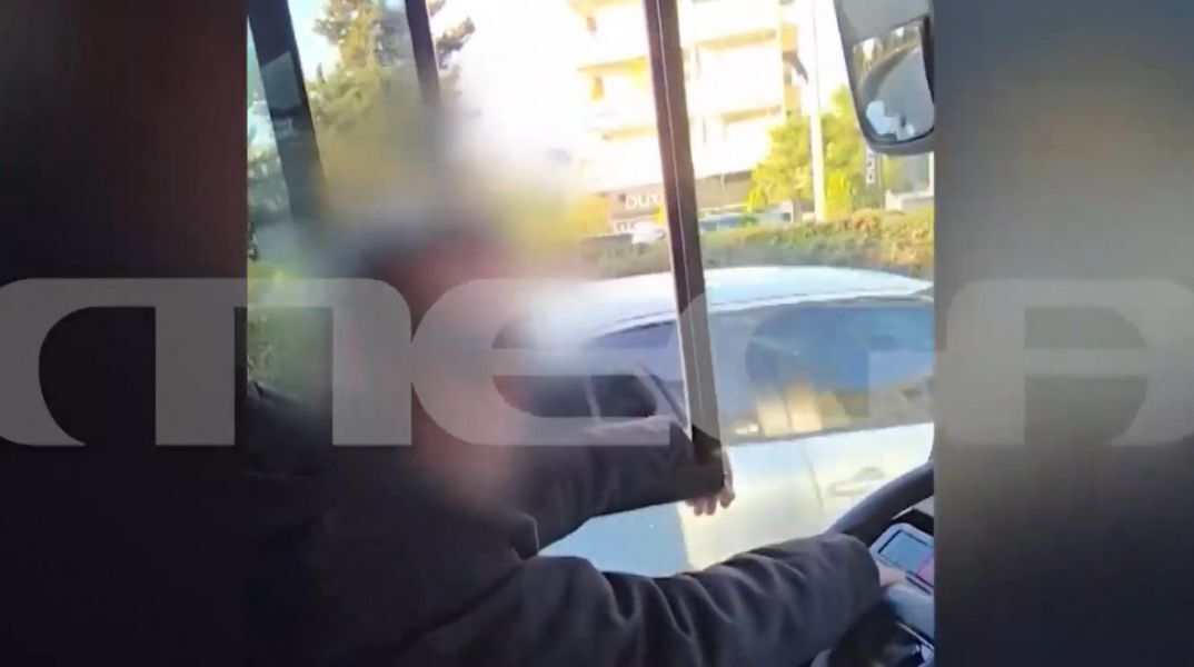 Ασυνείδητος οδηγός αστικού λεωφορείου καπνίζει και μιλάει στο κινητό ενώ οδηγεί