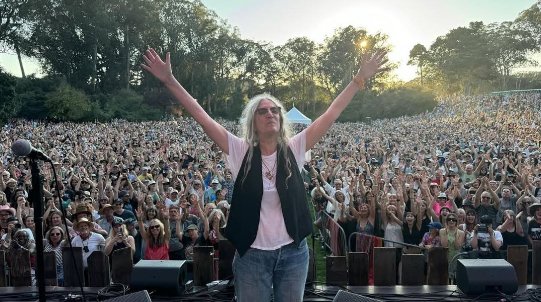 Η Πάτι Σμιθ καθησυχάζει τους θαυμαστές της μετά την κατάρρευση στη σκηνή στη Βραζιλία - Κάνει λόγο για υπερβολές των ΜΜΕ και των κοινωνικών δικτύων