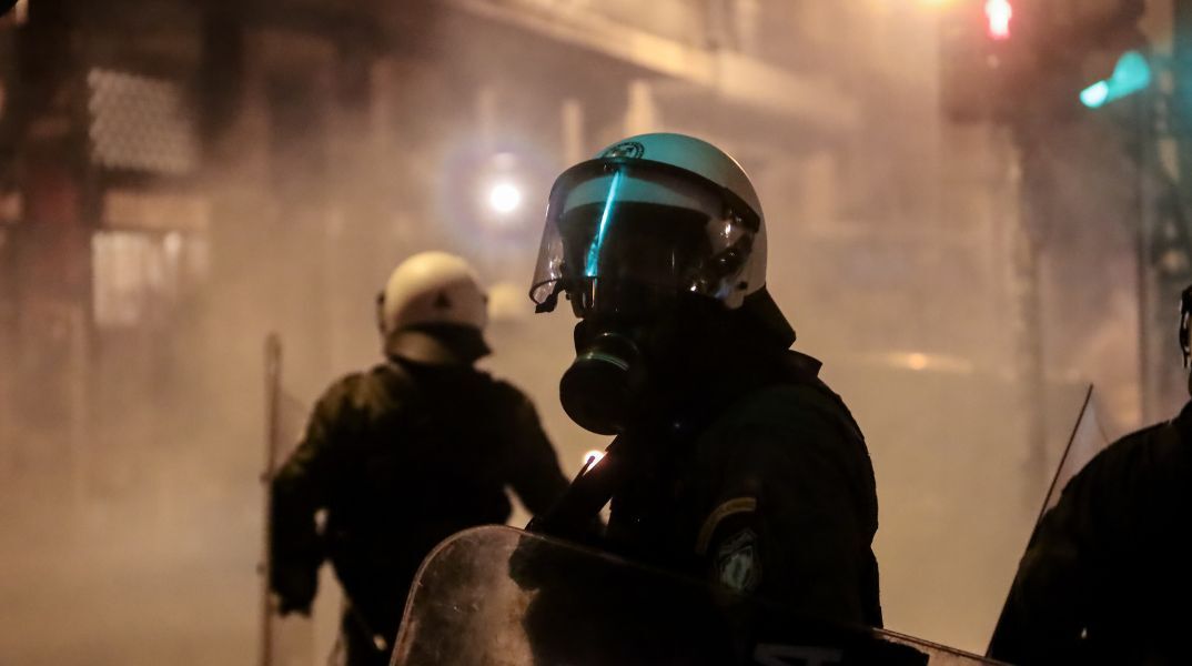 Εξάρχεια: Τα πλέον σοβαρά επεισόδια των τελευταίων μηνών - Ομάδες κουκουλοφόρων επιτέθηκαν σε διμοιρίες των ΜΑΤ - Τραυματίστηκε ένας αστυνομικός