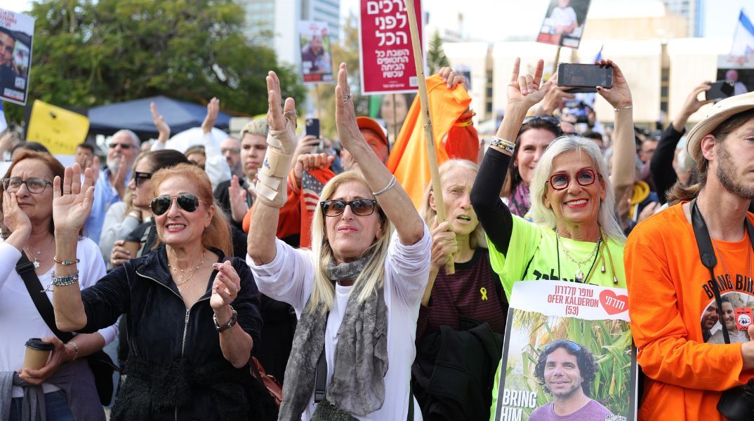 Η Χαμάς παρέδωσε τον Αμερικανοϊσραηλινό όμηρο Κιθ Σίγκελ, τον Ισραηλινό Γιάρντεν Μπίμπας και τον Γαλλοϊσραηλινό Οφέρ Καλντερόν στον Ερυθρό Σταυρό στη Γάζα