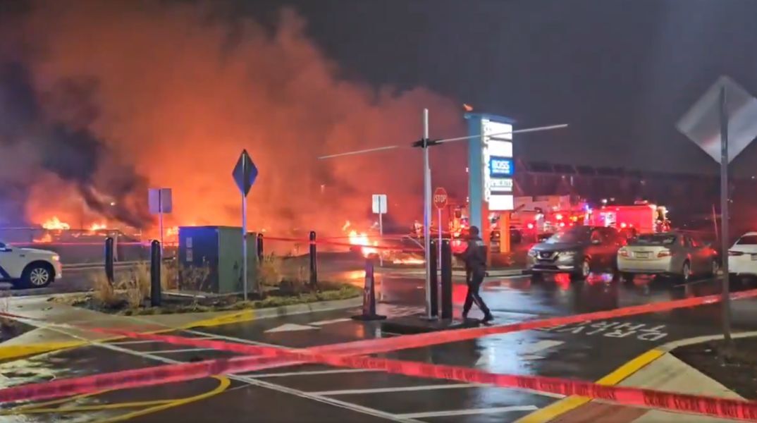 ΗΠΑ: Αεροασθενοφόρο συνετρίβη στη Φιλαδέλφεια - Νεκροί οι 6 επιβαίνοντες, ανάμεσά τους ένα μικρό κορίτσι - Φόβοι για θύματα και στο έδαφος