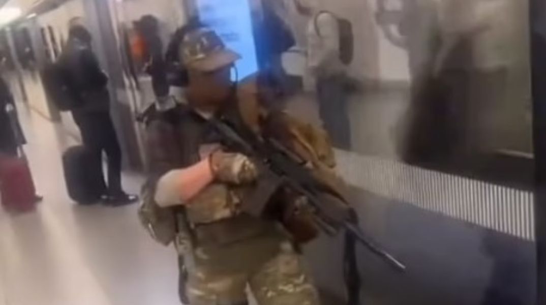 Λονδίνο: «Ντύθηκε» ελεύθερος σκοπευτής, μπήκε στο μετρό κρατώντας όπλο και σημάδευε επιβάτες