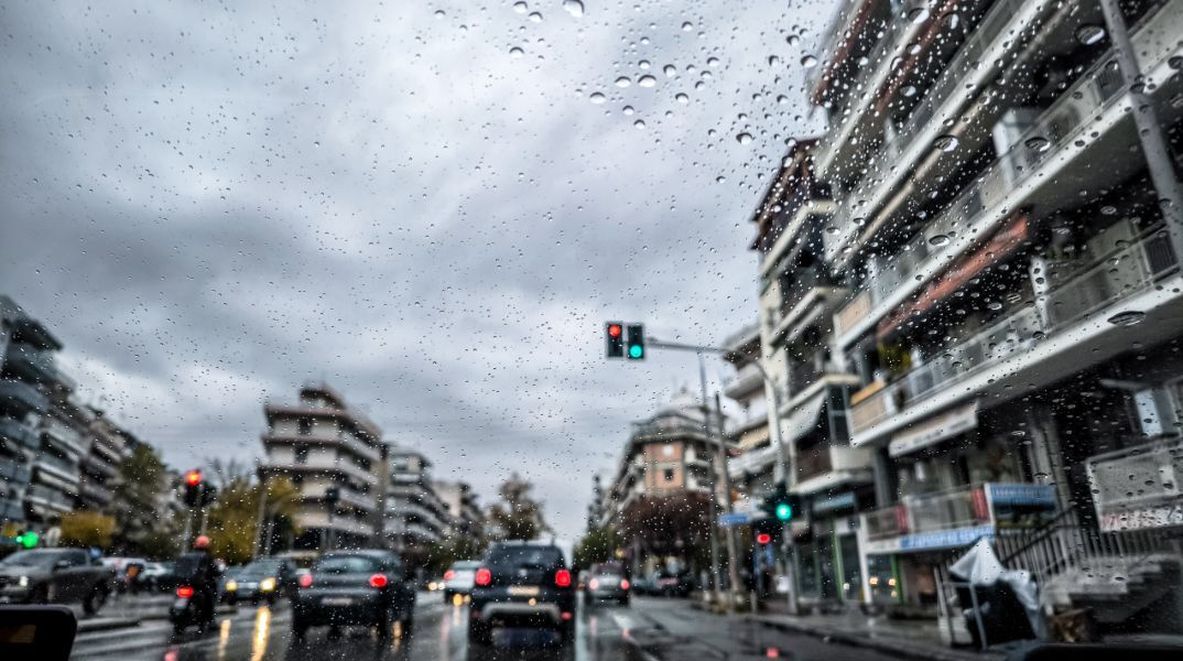 Καιρός: Πέφτει η θερμοκρασία την Τετάρτη - Σε ποιες περιοχές θα βρέχει όλη τη μέρα