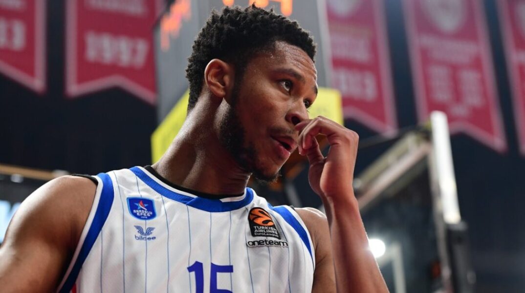 Ντοζίερ: Τι έκανε ο άνθρωπος - Κάρφωμα poster μπροστά στον Ταβάρες