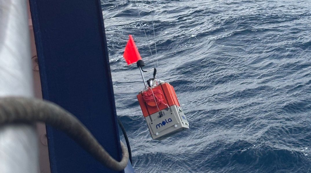 Διεθνής ερευνητική ομάδα εγκαθιστά υποθαλάσσιους σεισμογράφους στη Σαντορίνη για να μελετήσει το ηφαίστειο του Κολούμπου