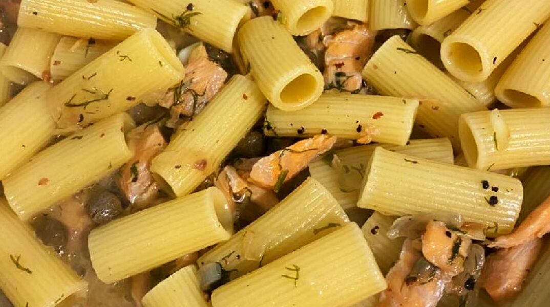 Ριγκατόνι με καπνιστό σολομό