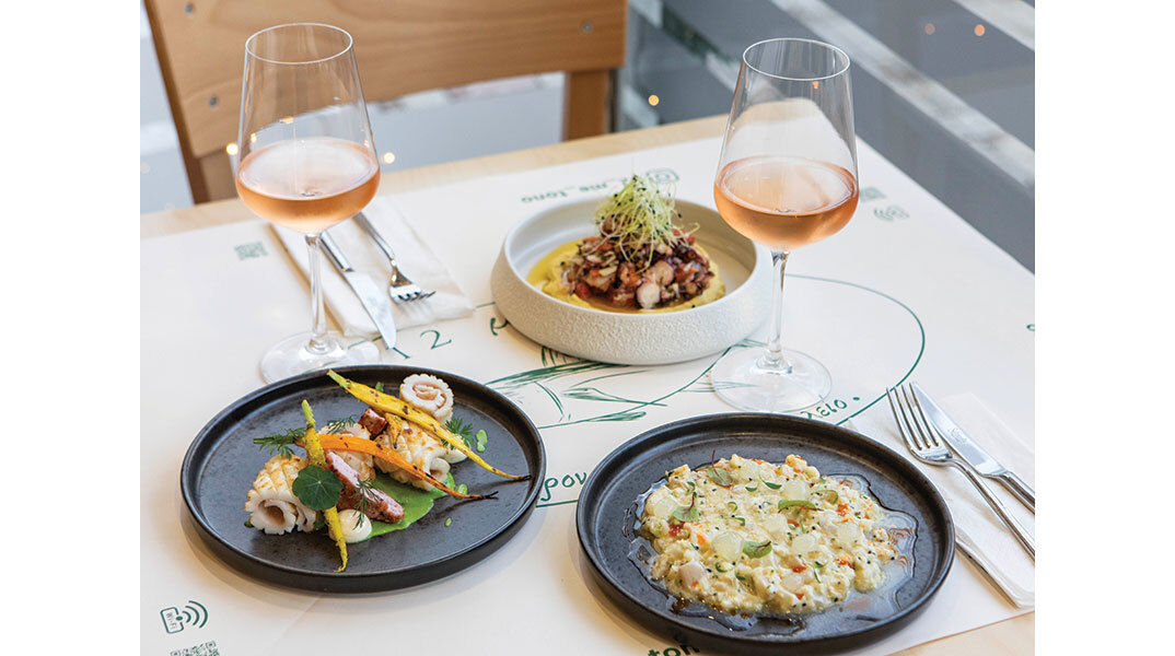 12 με τόνο: Εκλεκτοί μεζέδες που μυρίζουν θάλασσα στη Νέα Ερυθραία